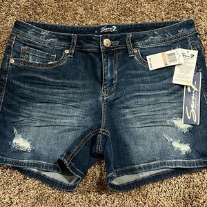 NWT Seven7 size 12 jean shorts.